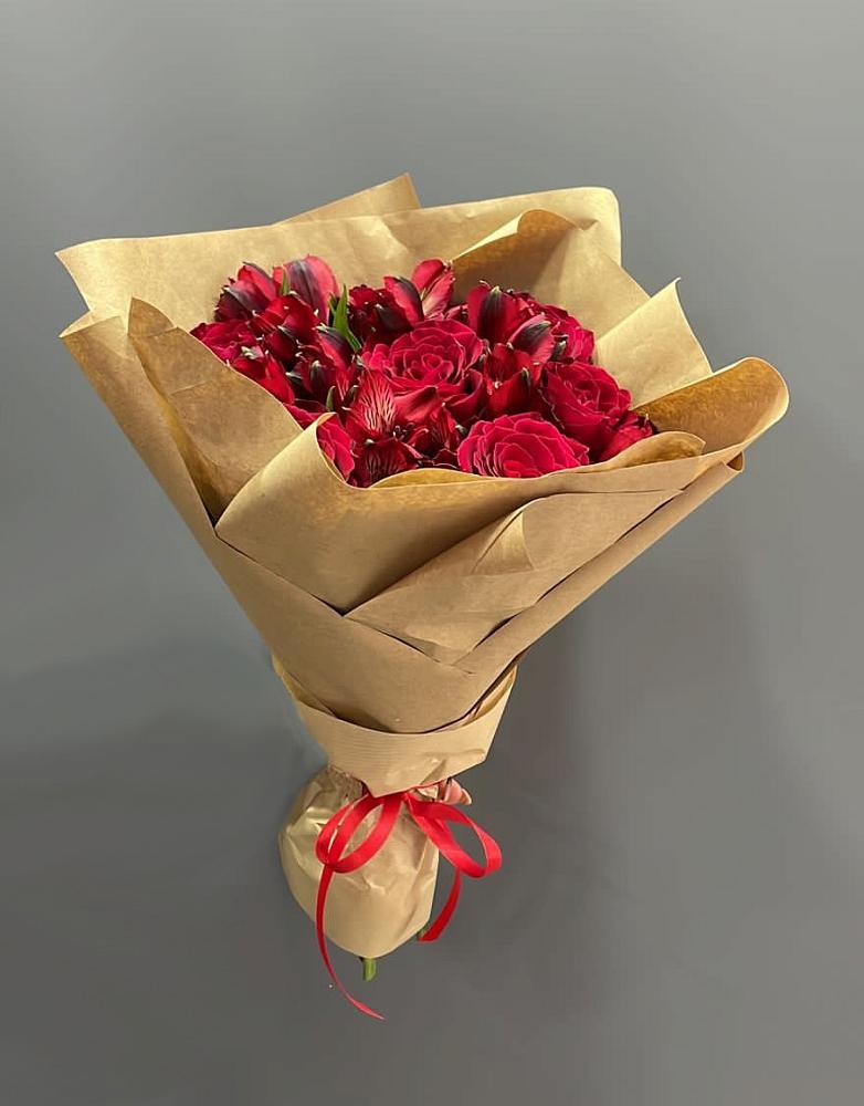 Букет цветов из: Альстромерии и Розы в Калья