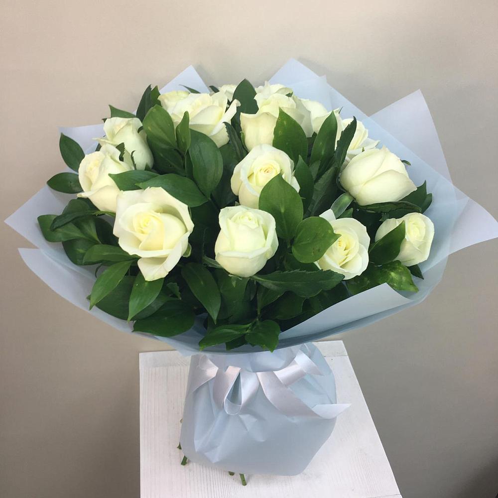 Букет 15 Белых роз Проуд в Калья