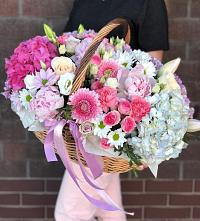 Композиция солнечный день в Калья Цветочная композиция из Розы, Хризантемы, Пионы и Лизиантусы в корзине в Калья
