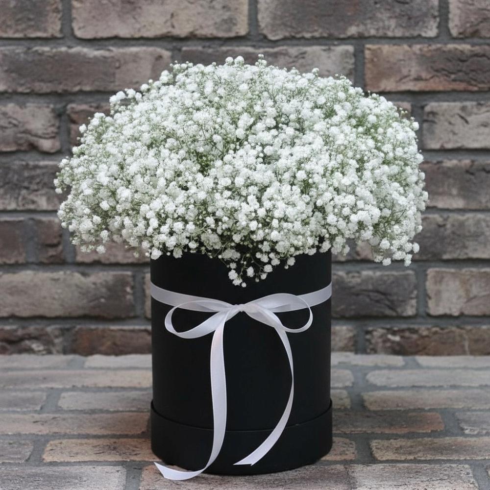 Цветочная композиция из Гипсофила в шляпной коробке в Калья