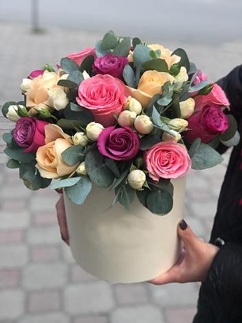 Цветочная композиция из Розы в шляпной коробке в Калья