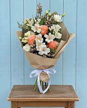 Букет цветов из:  Альстромерии, Лизиантусы, Розы и Хризантемы в Калья