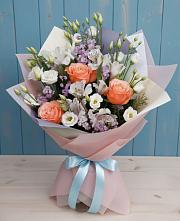Букет цветов из:  Лизиантусы, Розы, Альстромерии и Гипсофила в Калья