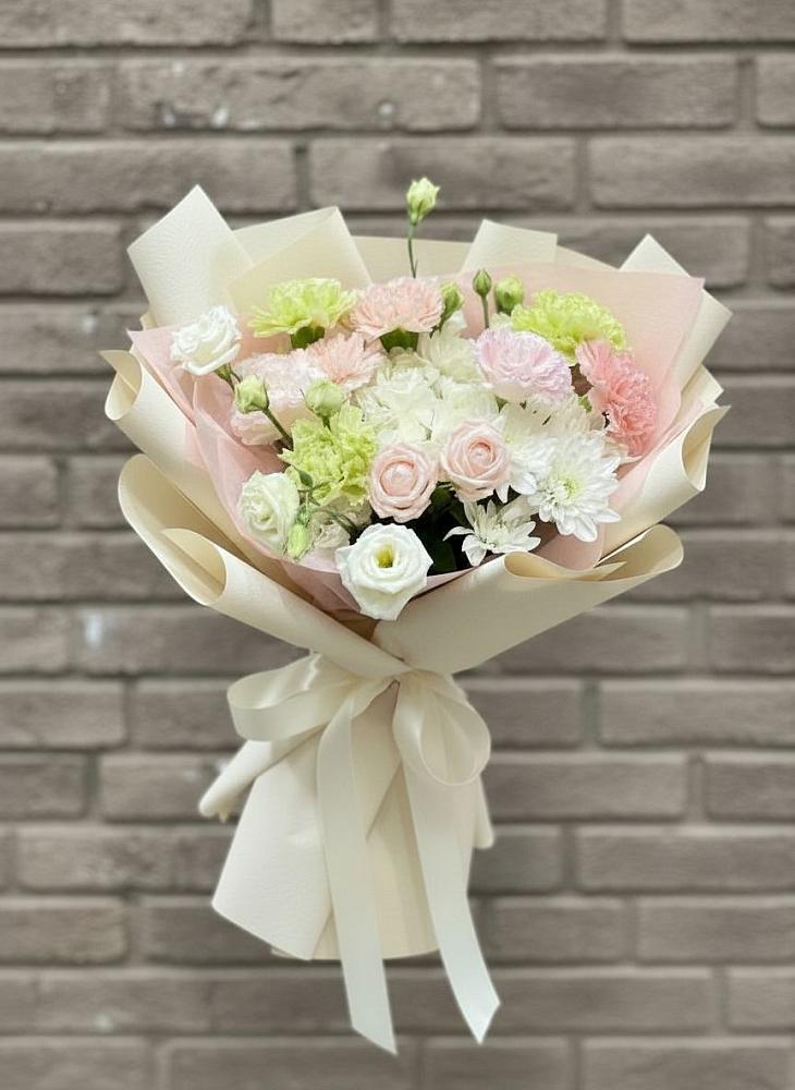 Букет цветов из: Гвоздики, Розы, Лизиантусы и Хризантемы в Калья