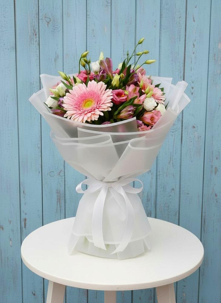 Букет цветов из: Герберы, Альстромерии и Лизиантусы в Калья