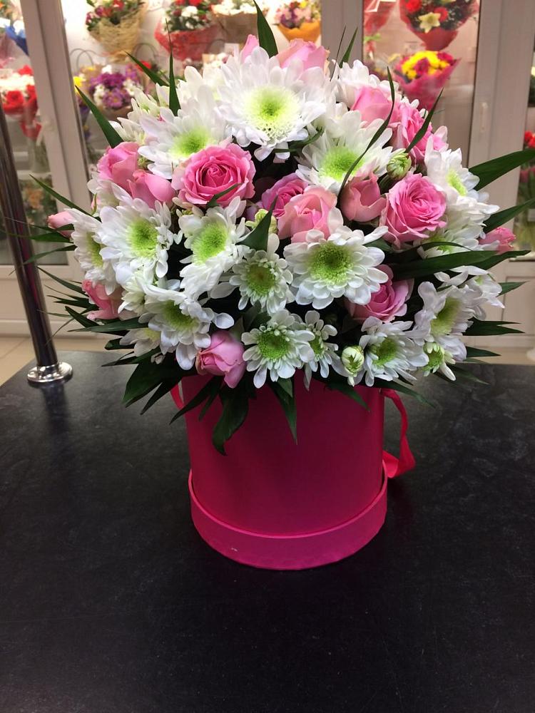 Цветочная композиция из Розы и Хризантемы в шляпной коробке в Калья