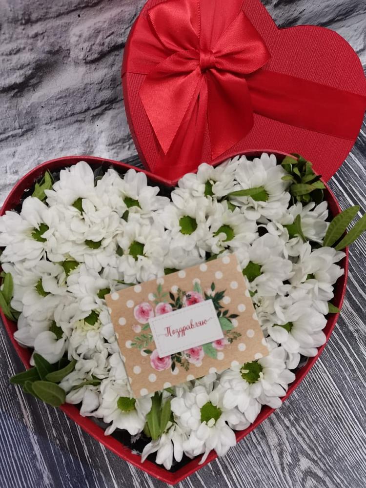 Цветочная композиция из Хризантемы в виде сердца в Калья