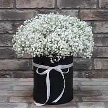 Цветочная композиция из Гипсофила в шляпной коробке в Калья