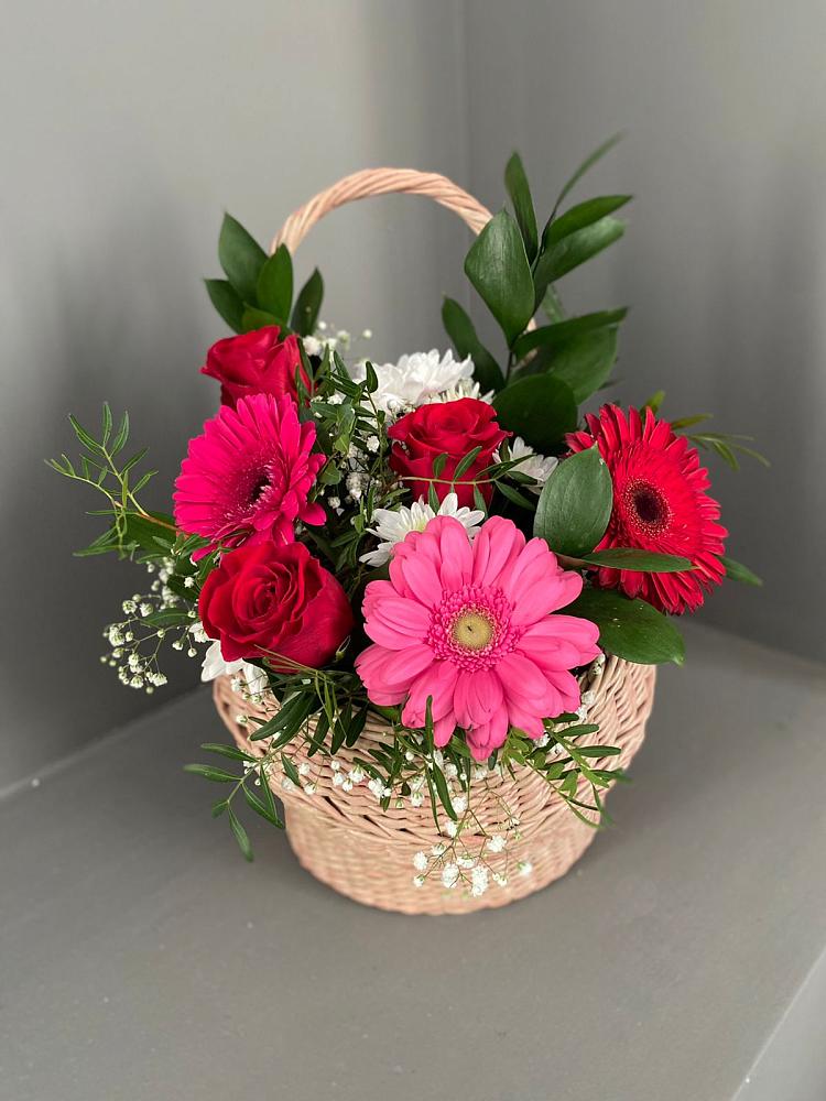 Цветочная композиция из Розы, Хризантемы и Герберы в корзине в Калья