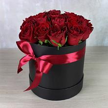 Цветочная композиция из Розы в шляпной коробке в Калья