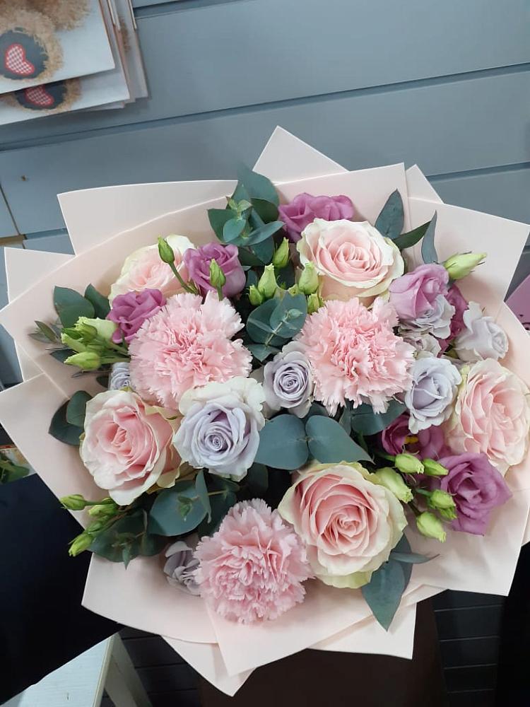 Букет цветов из: Розы, Гвоздики и Лизиантусы в Калья